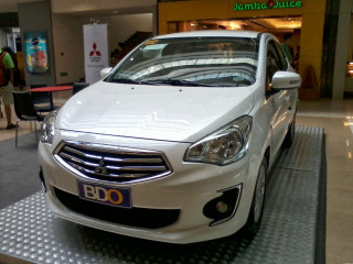 White car mall display people - abidin dino free wallpaper for desktop