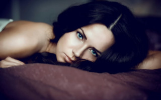 Woman laying bed Eszter Mattioni - a bunt free wallpaper