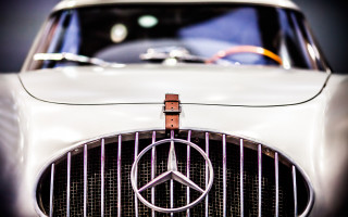 Mercedes benz grille man tilt - the front of its free wallpaper
