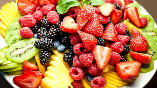 Fruit plate berries kiwi strawberries - berry free wallpaper