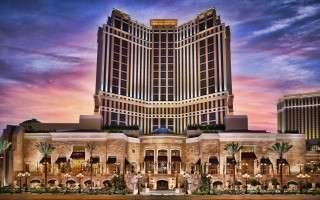 Large building windows fountain renaissance - bourgeoi free wallpaper for desktop