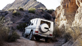 Jeep roundwindow rockytrail mountain landart - round free wallpaper for desktop