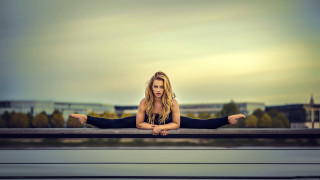 Yoga woman urban background blonde - a city in the background free wallpaper for desktop