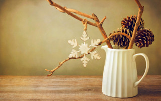 White vase branch snowflake table - a white vase free wallpaper for desktop