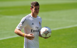 Man soccer ball grass bracelet - a soccer ball free wallpaper for desktop