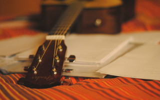 Guitar bed notepad pen background - a guitar free wallpaper