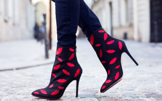 Woman legs highheels redlips blackbackground - bold shape free wallpaper