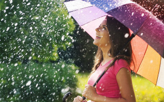 Woman rain umbrella green trees 2 - an umbrella in the rain free wallpaper