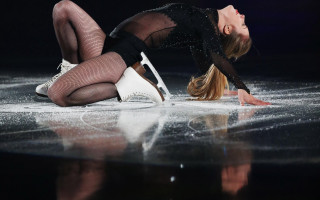 Woman blackdress white shoes stage - fabien charuau free wallpaper