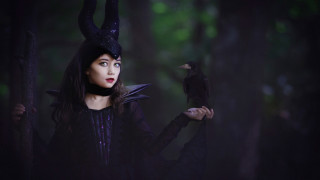 Gothic fantasy woman bird horns - her hand and a bird free wallpaper
