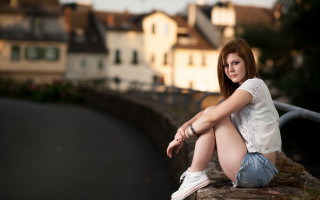Woman sitting ledge street buildings - a ledge in front free wallpaper for desktop