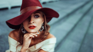 Woman red hat white dress - art deco free wallpaper