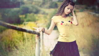 Woman yellow shirt cellphone fence - a yellow shirt free wallpaper