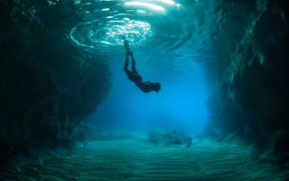 Cave swimming magic realism bubbles - underwater free wallpaper for desktop
