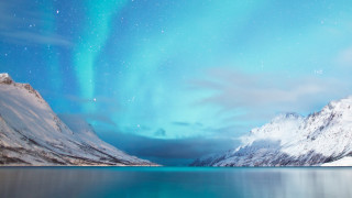 Mountain lake starry aurora night - 4k uhd image free wallpaper