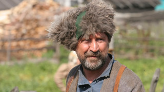 Primitivism old man furry hat - character portrait free wallpaper
