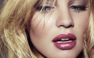 Blonde woman red lip pop - a red lipstick free wallpaper for desktop