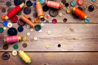 Wooden table colored spools buttons - a wooden surface free wallpaper