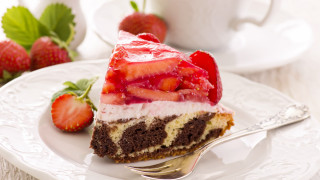 Cake strawberries coffee berries blur - strawberry free wallpaper for desktop