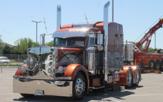 Semi truck parking lot crane - a large semi truck free wallpaper