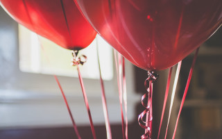 Red balloons floating ribbons roses - a string free wallpaper
