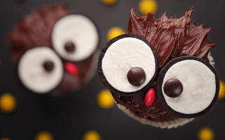 Cupcake chocolate frosting eyes bokeh - a cupcake free wallpaper