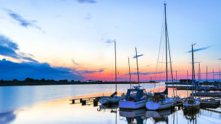 Boats sunset dusk clouds cityscape - a group of boats free wallpaper