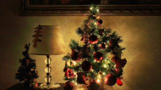 Christmas tree ornaments lamp room - a table in a room free wallpaper for desktop