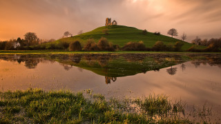 Castle hill lake cloud reflection - a lake in front free wallpaper for desktop