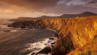Cliff lighthouse ocean mountains cloudy - the ocean and mountains free wallpaper