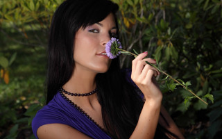 Woman flower mouth smile necklace - her face and a necklace free wallpaper