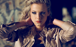 Blue eyes woman jacket hands - her ear free wallpaper for desktop