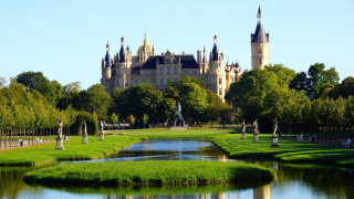 Castle pond statue neo gothic - free city wallpaper