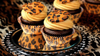 Cupcakes leopard frosting black white - a table cloth free wallpaper