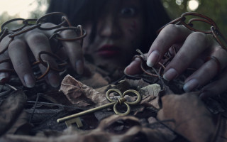 Woman keys chain hands ground - a woman holding free wallpaper for desktop