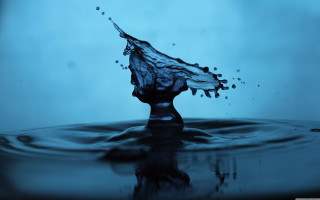 Water droplet blue background splashing - a water droplet free wallpaper