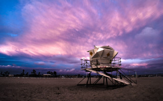 Lifeguard tower beach purple sky - free sky wallpaper