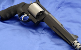 Gun black barrel blue stripe - a black handle free wallpaper
