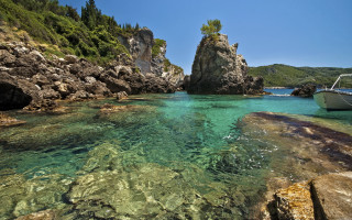 Boat rocky shore mountain lake - free summer wallpaper