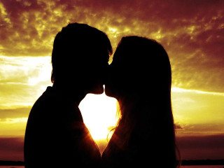 Couple kissing sunset sun clouds - romantic free wallpaper