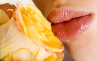 Woman flower kiss roses blurry - free aesthetic wallpaper