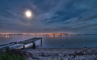 Full moon over water dock - moonlight free wallpaper for desktop