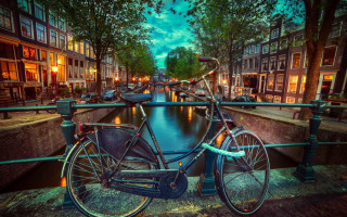 Bicycle bridge canal night cityscape - a bicycle free wallpaper for desktop