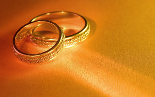 Wedding rings yellow surface shadow - ring free wallpaper
