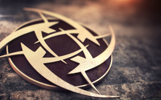 Metal emblem arrows stone plane - a blurry background of the image free wallpaper