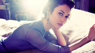 Woman bed serious look naturalist - free vintage wallpaper