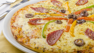 Pizza pepperoni peppers olives plate - a pizza free wallpaper