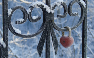 Gate redball snow forest folkart - a red ball free wallpaper