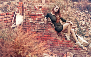 Woman brick wall autumn fashion - a brick wall free wallpaper