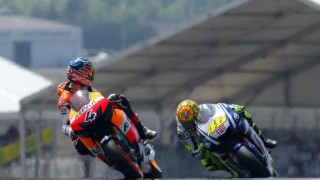 Motorcycle race impressionist blurry background - the background and a building in the background free wallpaper